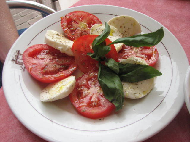 Salada de tomate com mussarela e basílico